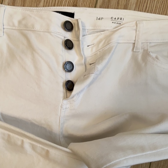 Simply Vera Wang White denim stretch capris - Picture 3 of 3